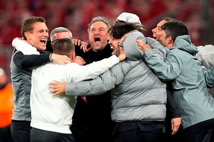 Luis Enrique festeja tras llegar a otra final de Champions. (AP Photo/Martin Meissner)