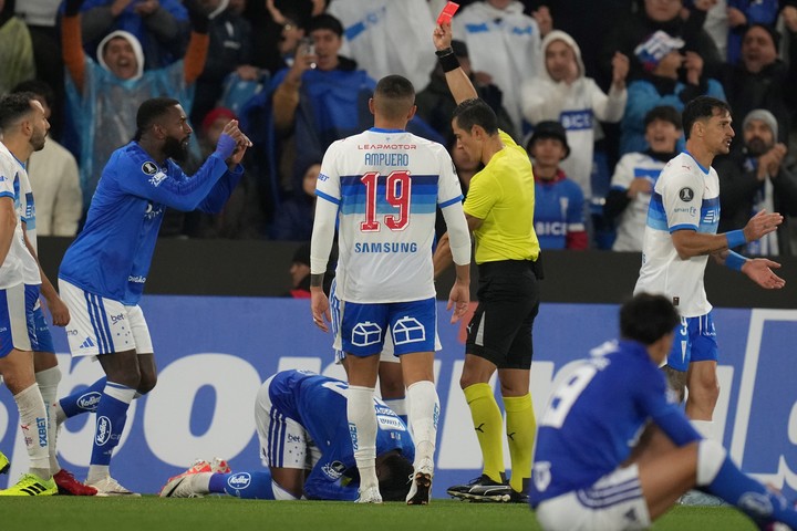 En el empate ante Católica, Cruzeiro sufrió la expulsión de Arroyo. (AP)