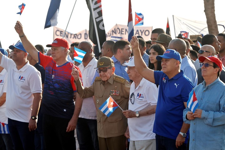 El expresidente de Cuba Raúl Castro (c), junto al presidente Miguel Diaz-Canel (2-i), asisten a la conmemoración del Día Internacional del Trabajo este viernes, en La Habana (Cuba). Foto EFE