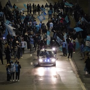 La caravana de Belgrano: miles de hinchas, banderas y el grito eterno de "dale campeón"