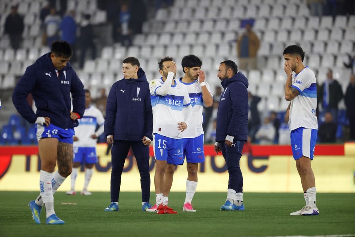 Los jugadores de Católica tras la derrota ante Colo Colo. EFE/ Elvis González