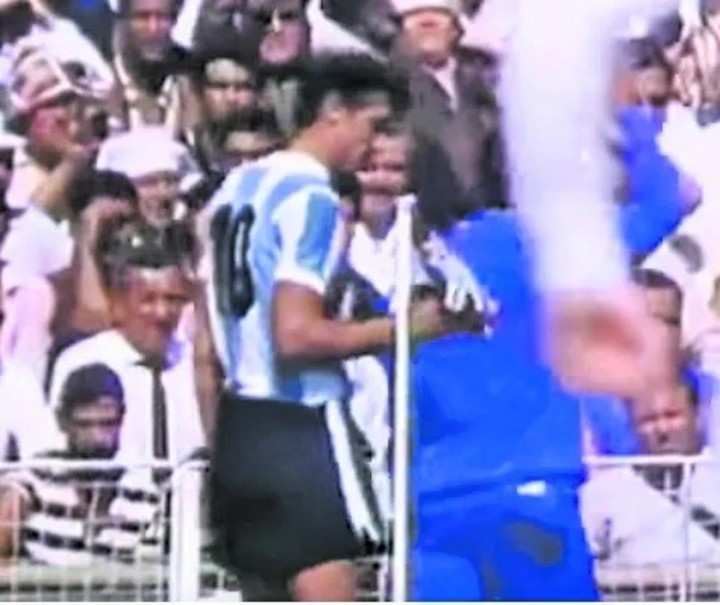 El momento en que Rattín retuerce la bandera de Gran Bretaña.
