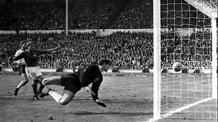 El gol fantasma que inclinó la final para Inglaterra.
