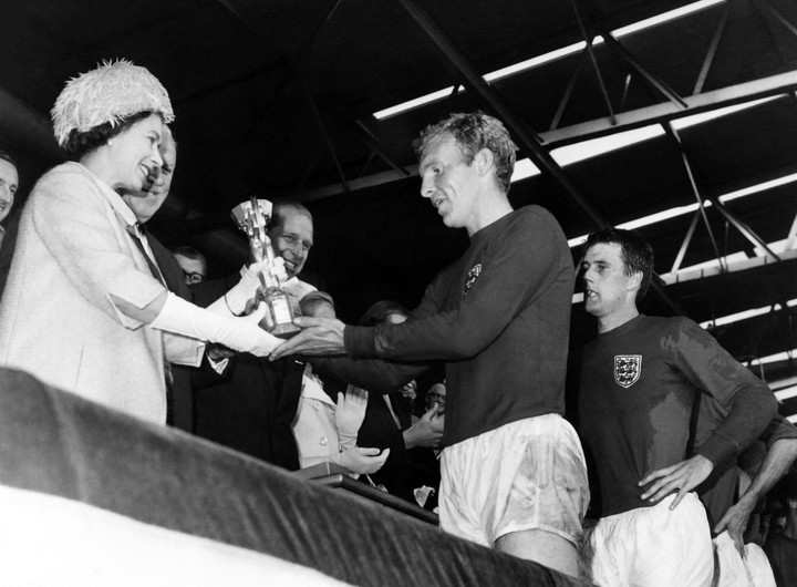 La Reina Isabel le entrega la copa al plantel. El objetivo estaba cumplido (AFP).