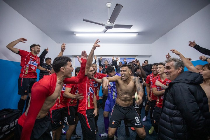 Los festejos de Caracas en el vestuario tras eliminar a Racing y clasificarse a los playoffs de la Sudamericana. (Foto: Prensa Caracas)