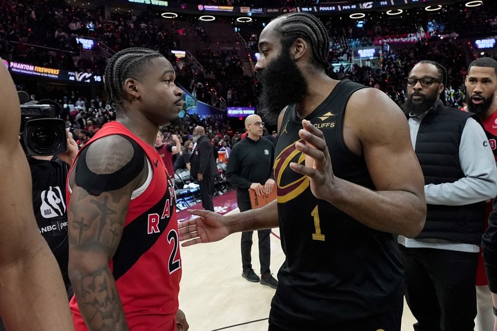 Jamal Shead es consolado por James Harden. (AP)