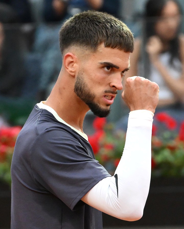 El puño levantado de Prizmic tras vencer a Djokovic. (EFE)
