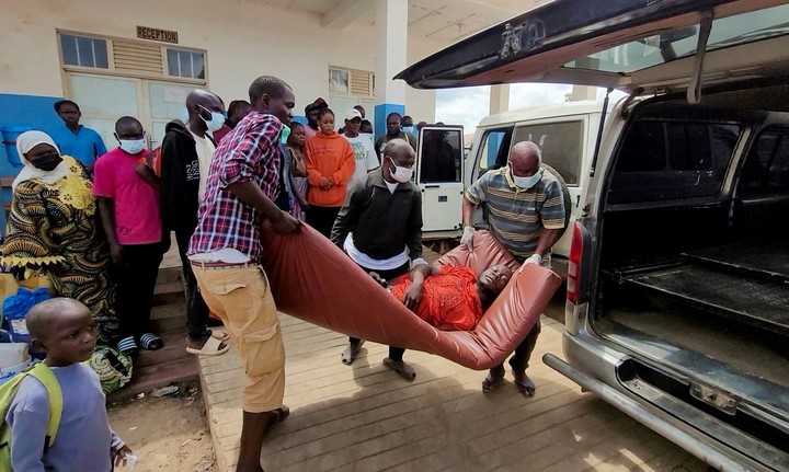 Un paciente es trasladado en una camilla improvisada en el Congo. Foto: Reuters