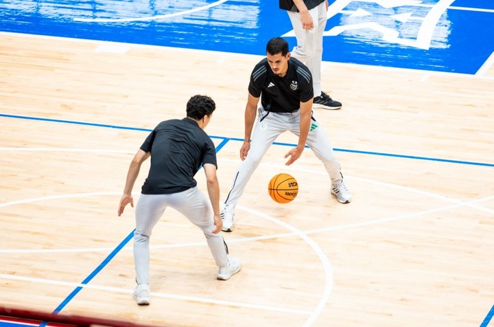 Los argelinos en el estadio de básquet (KU Athletics).
