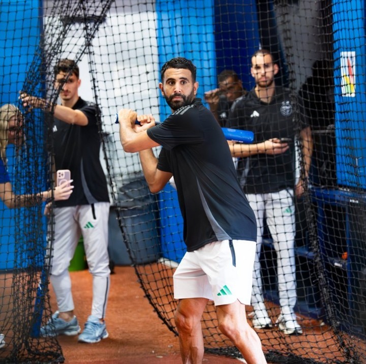 Mahrez, la figura argelina, con el bate de béisbol (KU Athletics).