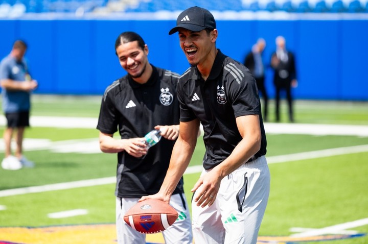 Los jugadores de Argelia metieron fútbol americano (KU Athletics).