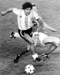 A la espera de Argentina, ¿cómo le fue a las selecciones en los partidos debut de los Mundiales después de haber sido campeonas?