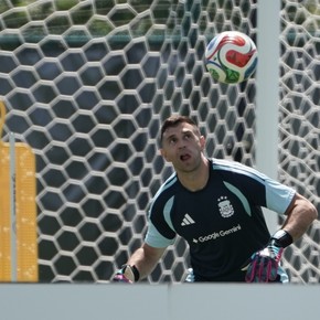 El motivo por el que Dibu Martínez no sería parte de la rotación con Jordania