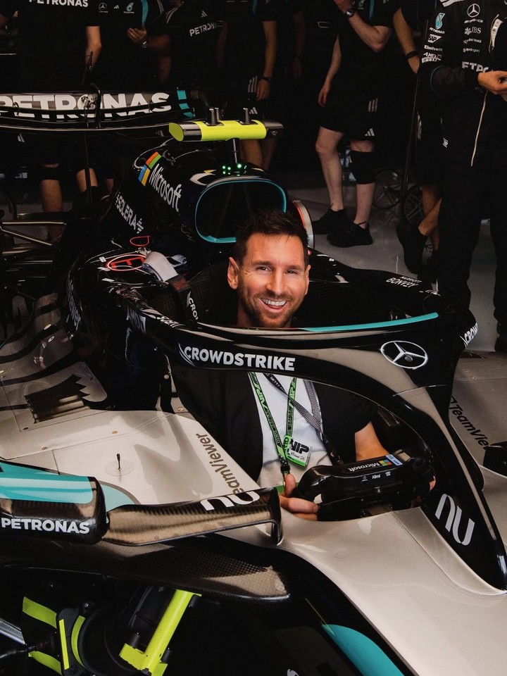 Lionel Messi arriba del Mercedes de Kimi Antonelli.