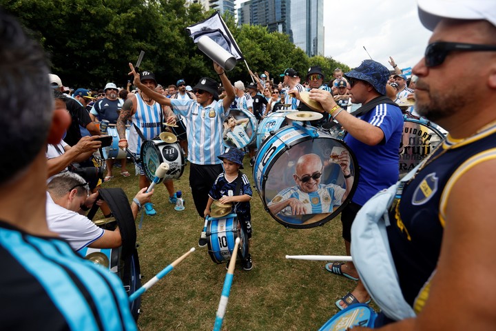  Aficionados de Argentina tocan instrumentos durante un banderazo este domingo, en el parque Klyde Warren, en Dallas (EE.UU.). EFE.