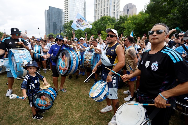 . Aficionados de Argentina tocan instrumentos durante un banderazo este domingo, en el parque Klyde Warren, en Dallas (EE.UU.). 