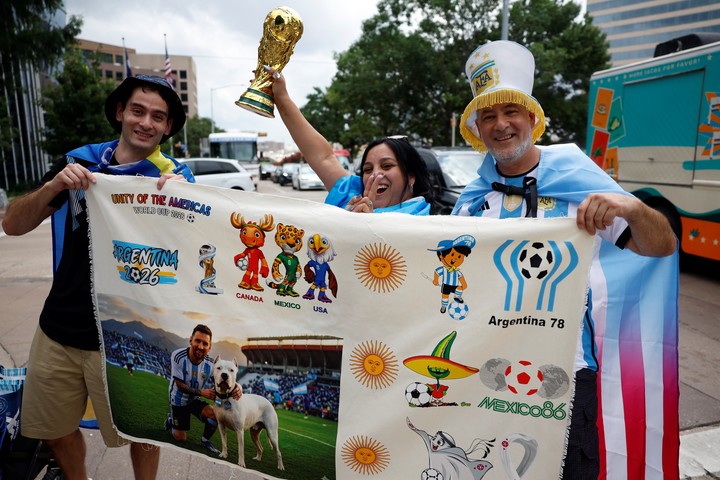 Aficionados de Argentina posan durante un banderazo este domingo, en el parque Klyde Warren, en Dallas (EE.UU.). EFE