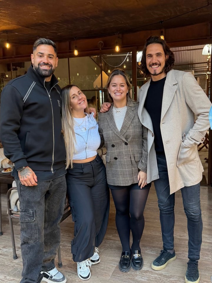 Milton Giménez y Cavani junto a sus familias.