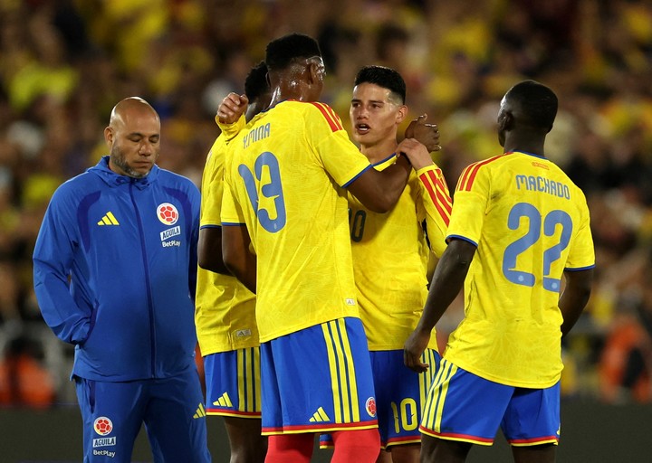 James Rodríguez festeja con Yerry Mina (Reuters).
