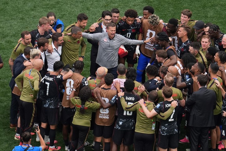 Jesse Marsch celebra el triunfo junto a sus jugadores.