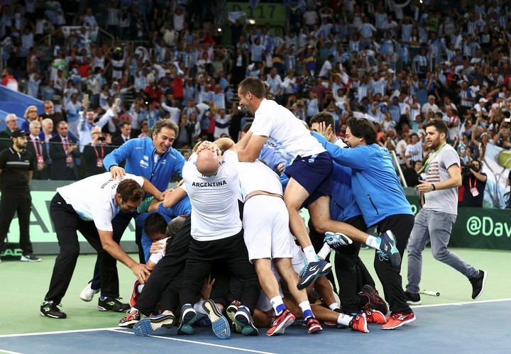 fDelbonis le acaba de ganar a Karlovic y se arma el festejo.