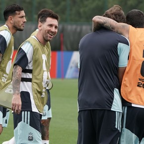 Good vibes y pases cortos: la última práctica de la Selección en Kansas y los ajustes pensando en Austria