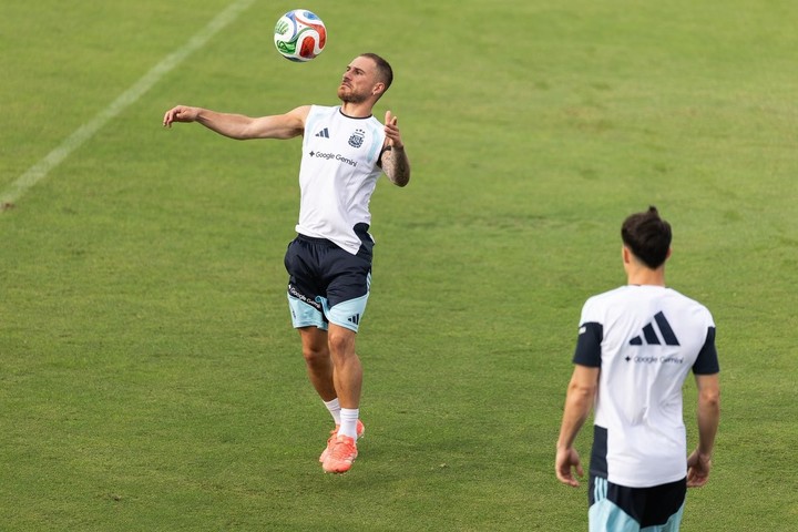 Mac Allister en el entrenamiento de domingo (Foto: Prensa AFA).