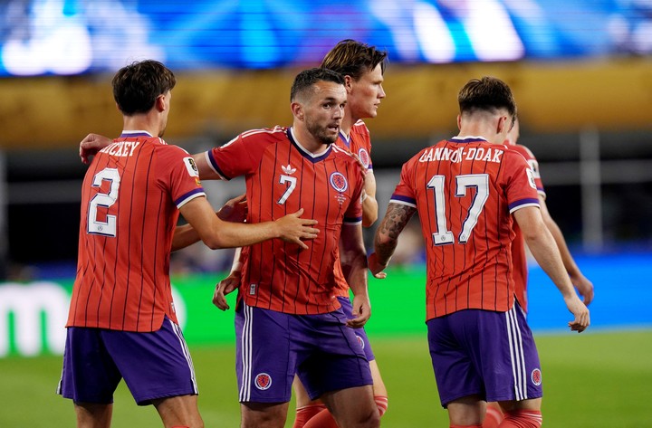John McGinn, compañero del Dibu Martínez en el Aston Villa, fue el héroe de Escocia en el debut (Reuters).