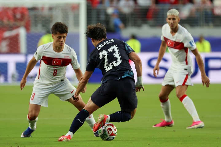 Mientras brilla en Paraguay, Galarza tendrá que buscarse club.