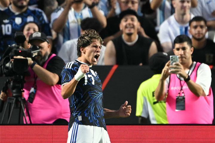 Simeone festeja su gol ante Honduras. Foto: RONALDO SCHEMIDT / AFP)