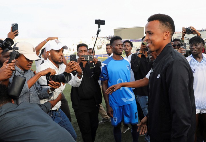 Una multitud recibió a Omar Artan en Somalia. REUTERS/Feisal Omar