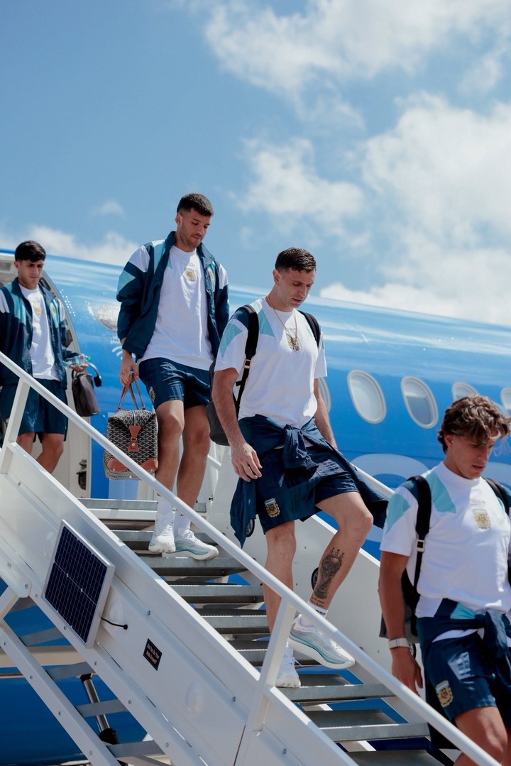 Dibu Martínez al arribar a Dallas.
