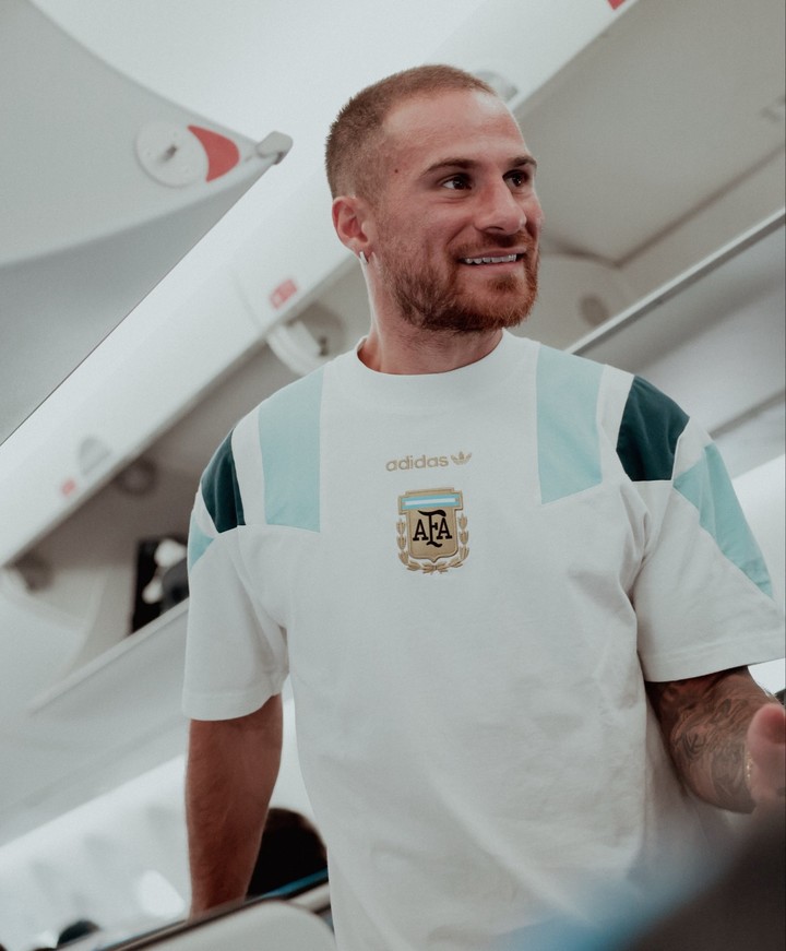 Alexis Mac Allister en el avión (prensa Selección).