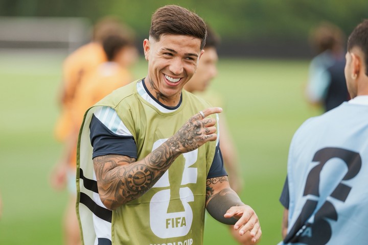 Enzo Fernández en la última práctica antes de enfrentar a Austria (prensa Selección).