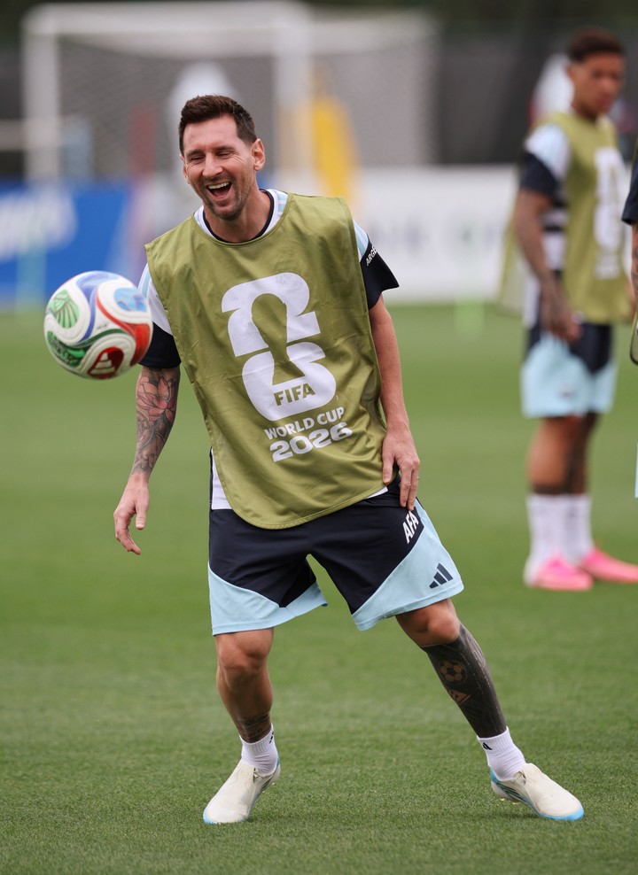 La sonrisa de Messi en la práctica de este domingo (Reuters).