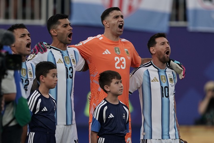 La emoción de Dibu Martínez en el Himno (Juano Tesone/ Enviado especial).
