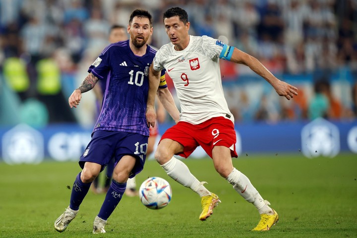 En 2022 terminó la fase de grupos con camiseta alternativa. Ahora ya está estipulado que usará la suplente contra Jordania. (EFE/ EFE/ Alberto Estevez)