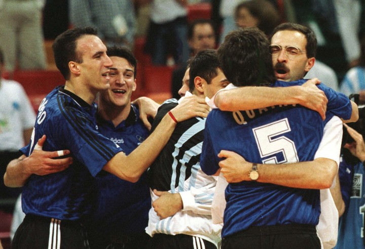 Castellani festeja como DT de la Selección en Atlanta 96, cuando el equipo fue octavo.