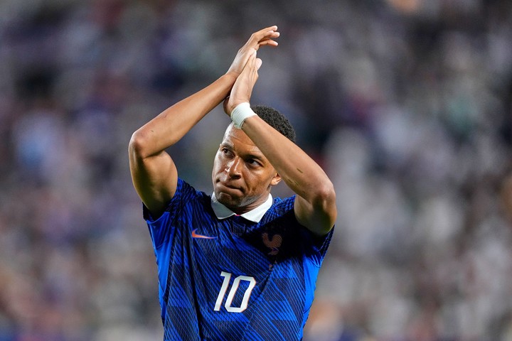 Kylian Mbappe anotó dobletes contra Irak y Senegal. (AP Photo/Petr David Josek)