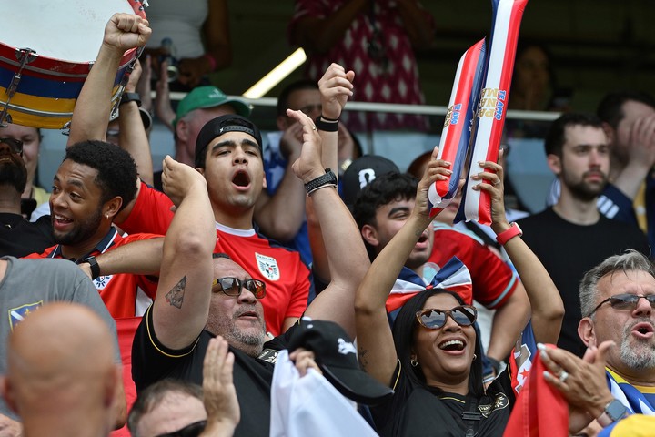 Los fans panameños. (EFE)