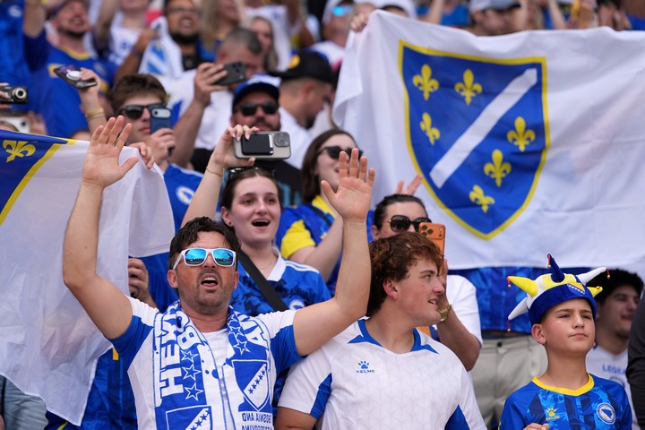 Los fans bosnios. (EFE)
