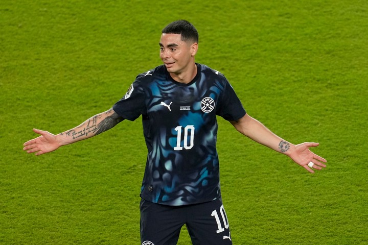 Miguel Almirón fue expulsado. (AP)