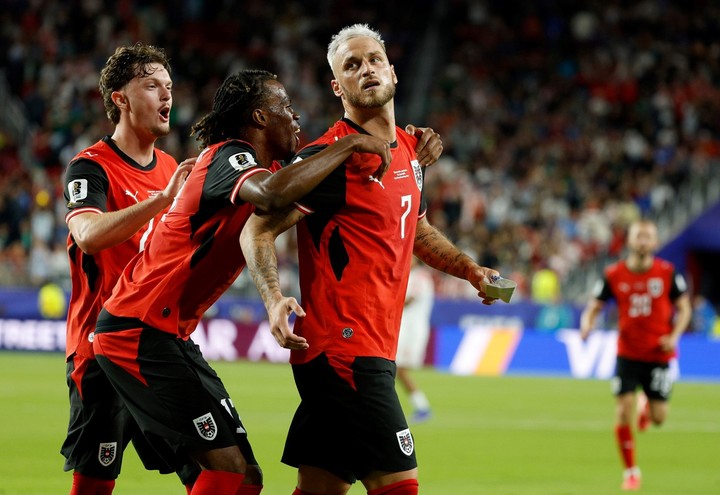 Austria también tiene 3 puntos.