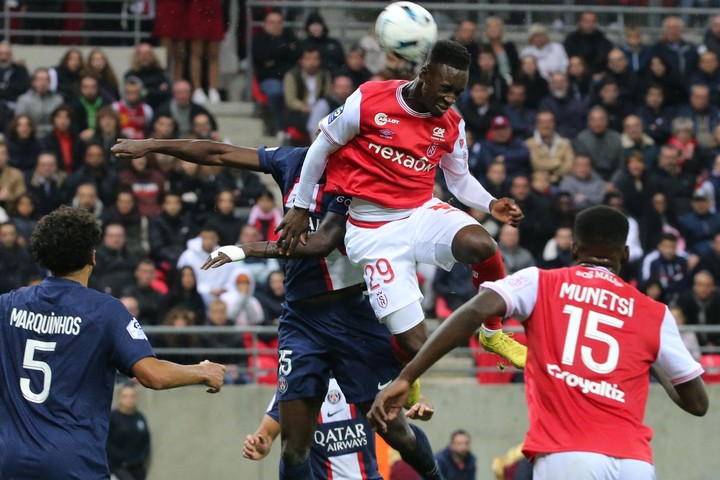 Balogun en el Stade Reims ante el PSG. (Foto: AFP)