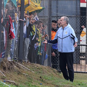 LOS NIÑOS ENCIMA DE BIELSA EN LA DESPEDIDA DE URUGUAY