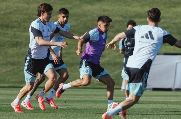 Argentina entrena este viernes a las 20:00. (Prensa AFA).