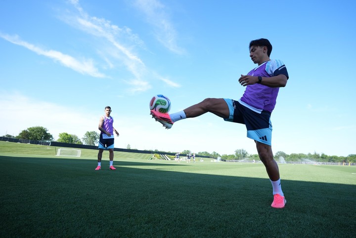 Lisandro Martinez en el entrenamiento de la Selección Argentina en Kansas (Prensa AFA)