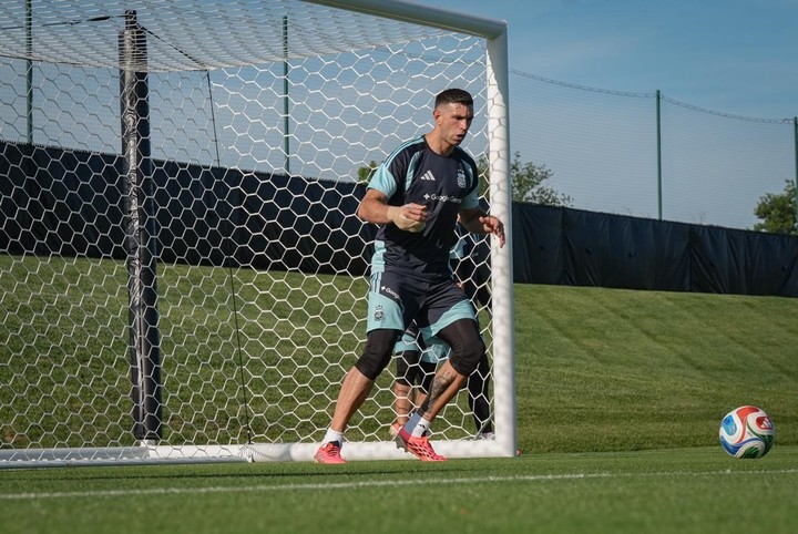 El entrenamiento del Dibu en Kansas. (Foto: Tato Pagano. Prensa AFA)