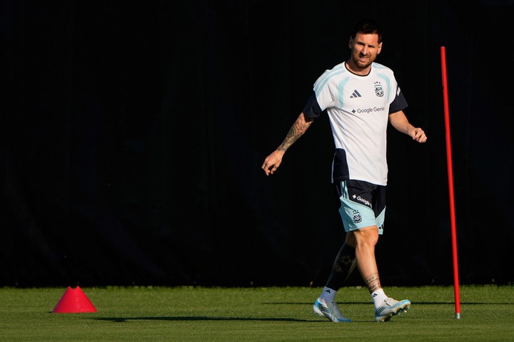 Messi entrenó con el grupo. (AP Photo/Charlie Riedel)