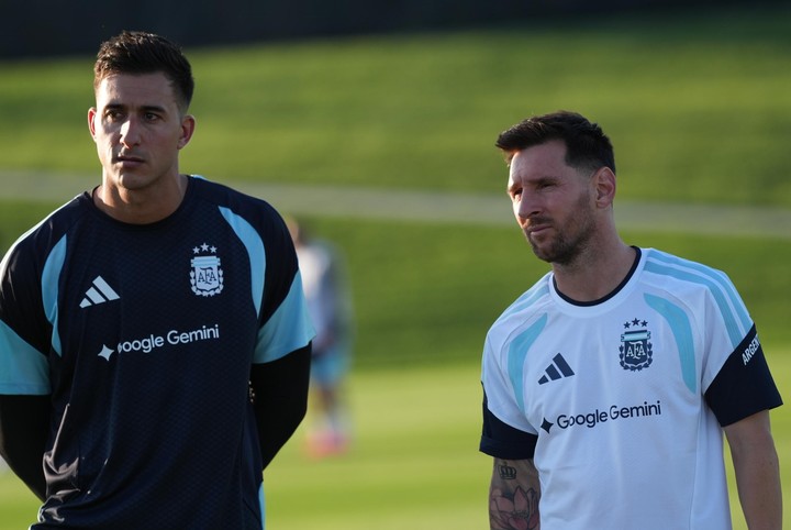 Musso junto a Messi (Foto: Prensa AFA).